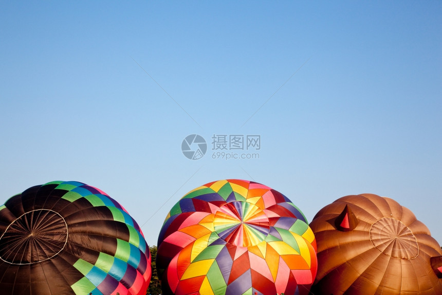 3个彩色热气球被组为飞行图片