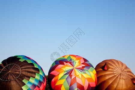 3个彩色热气球被组为飞行图片