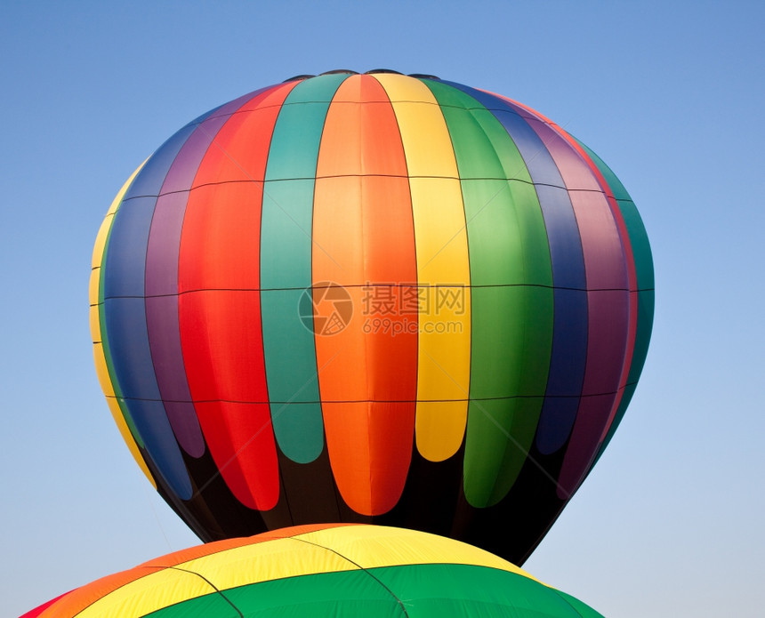 彩虹色气球在通货膨胀下第二个彩虹的树冠上飞涨图片