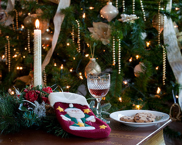 儿童式的雪利酒和饼干配有礼品的圣诞袜图片