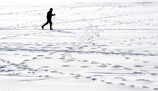 滑雪者与雪地一起的冬季场景图片