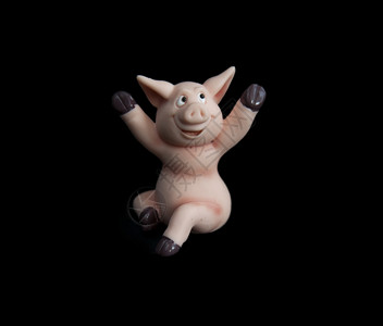 快乐的猪雕像孤立黑色背景图片