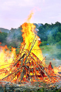 喀尔巴阡山高的燃烧火炉明亮的高清图片素材