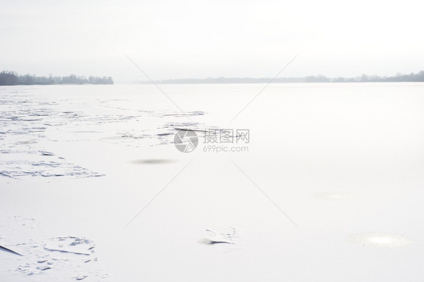 冬季的dnipro河乌黑图片