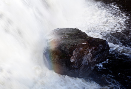 瀑布水流的彩虹图片