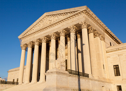 冬日晒太阳天下午深在华盛顿的最高法院面前照亮高清图片