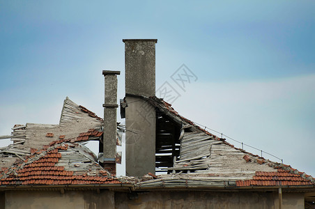 旧建筑被破坏的砖瓦屋顶图片