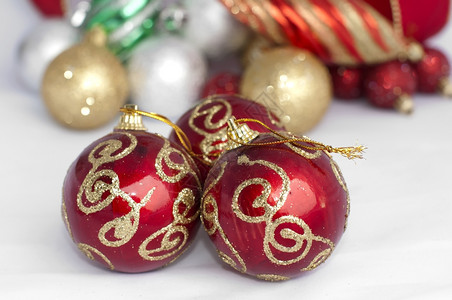 圣诞节的装饰球和丝带图片