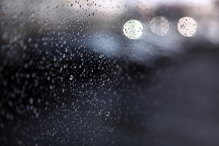 窗口上的雨滴和灯光水滴高清图片素材