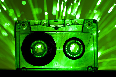 音频盒式磁带透明磁带和绿色迪斯科灯光背景背景