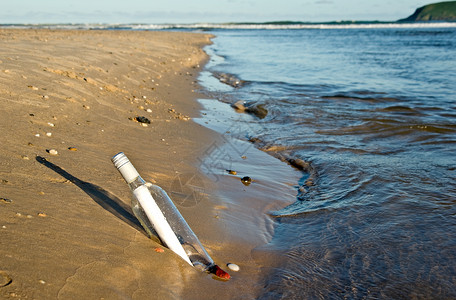 海边搁浅的漂流瓶图片