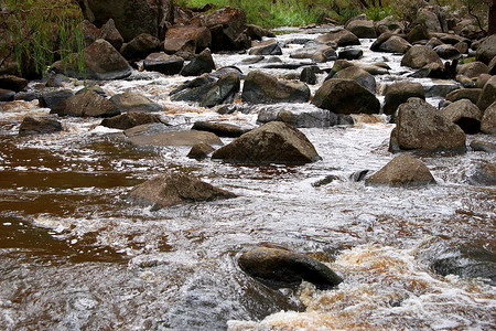 河流或溪中涌水的图像图片