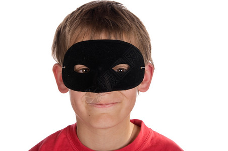 男孩身戴黑色英雄面具孤立在白色背景上男孩身戴面具背景图片