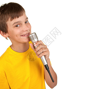 男孩用麦克风在白色上唱卡拉OK背景图片
