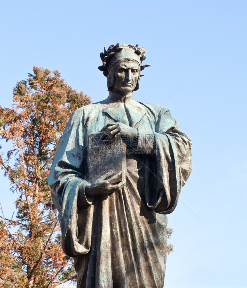 在华盛顿市美里德山丘公园持有共集书籍的雕像图片