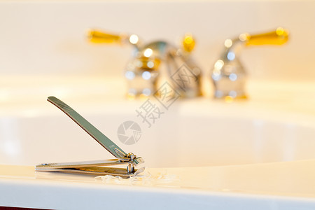 用金水龙头或在浴室槽上剪指甲高清图片