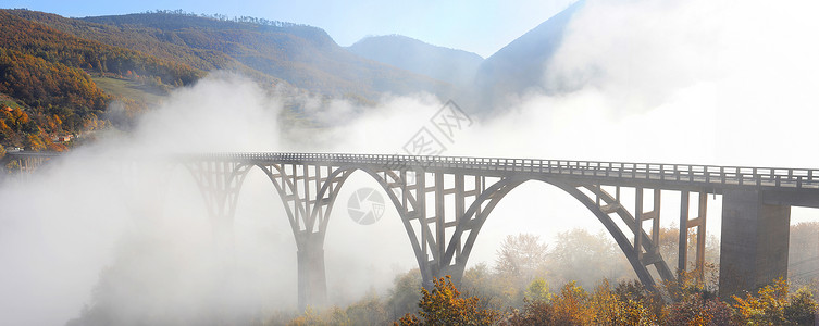 djurevicatl桥是蒙泰内格罗北部塔拉河上的一个混凝土拱桥建于1937年至40之间长365米河上172处背景图片