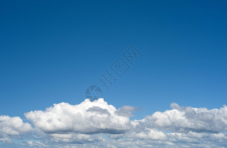 云层之上的纯洁蓝天图片