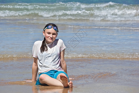 女孩坐在海滩上图片