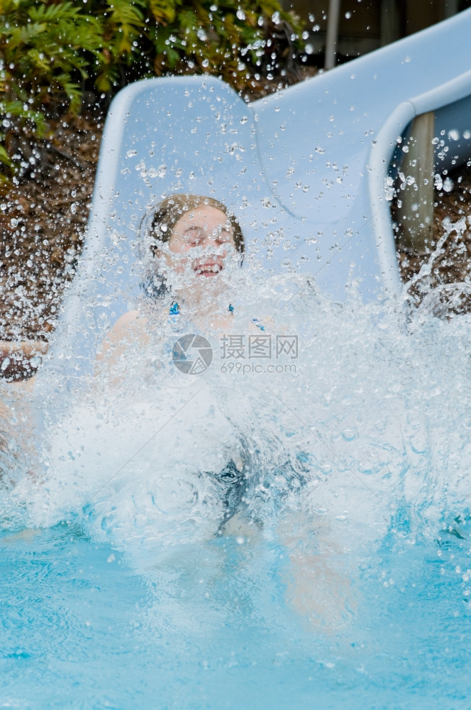 一个十几岁的女孩从滑雪到游泳池里图片