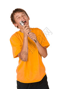 男孩唱卡拉OK孤立在白色背景上背景图片