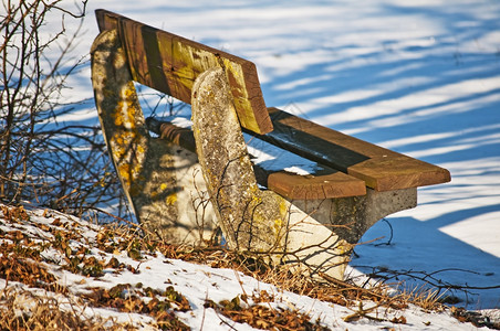 冬季公园长椅图片