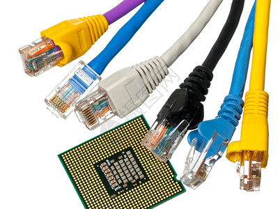 在的cpu芯片上以白色背景在的芯片上隔离多种颜色cat5e电缆上的插件背景图片