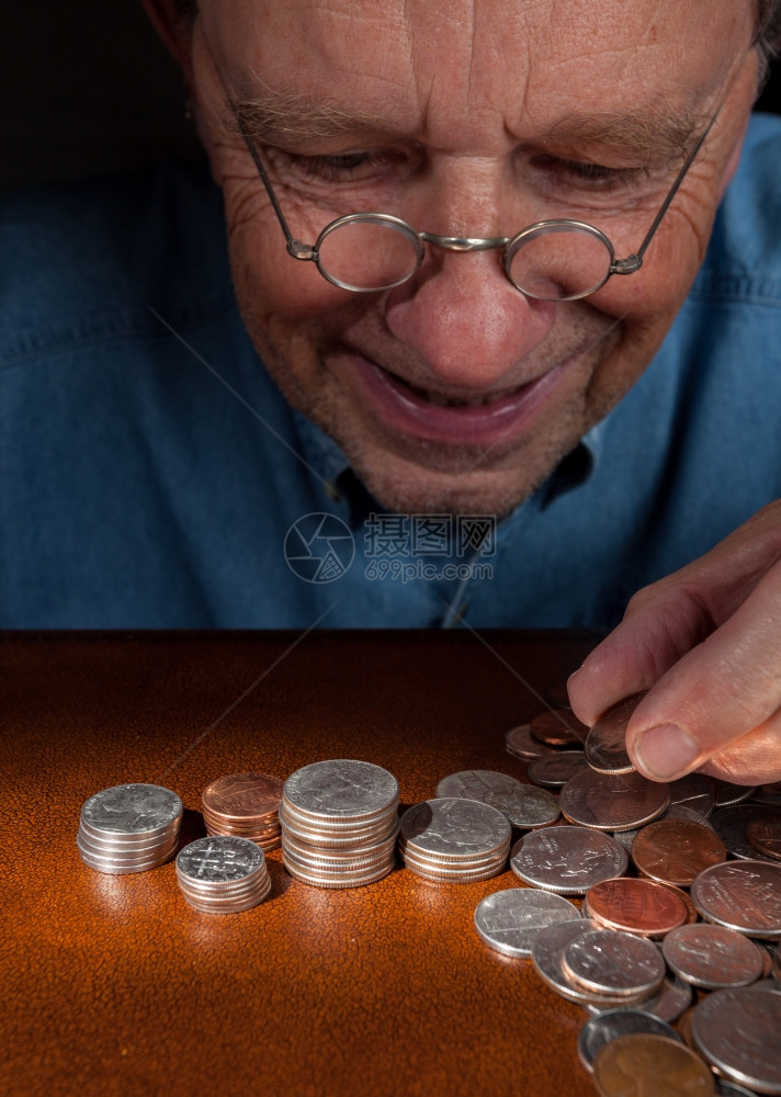 退休的高级天主教老人将现金计成堆图片