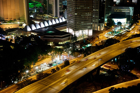 照片上夜晚的Singrapoe路与建筑物照片图片