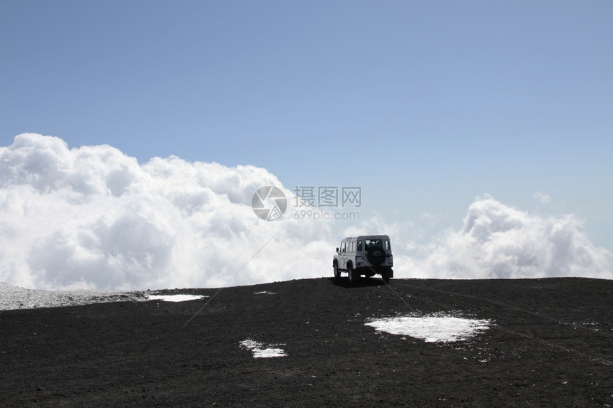 4x车辆在mtExan火山顶部熔岩和雪上使用云层背景在mtesna火山上使用越野车辆图片