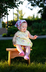 小女孩儿坐在长凳上图片
