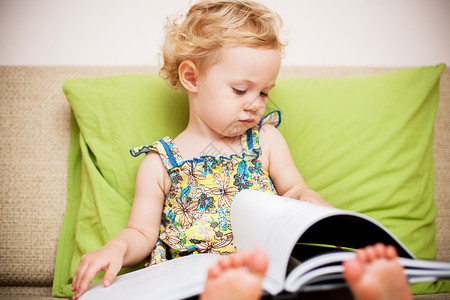 女婴阅读书图片