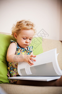 女宝宝正在阅读图片