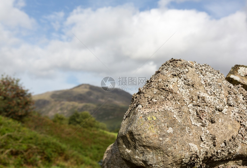 英国湖区岩石或巨覆盖的块图片