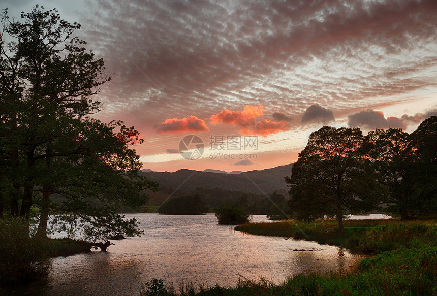在英国湖区日落的照亮了在流水上的云彩图片