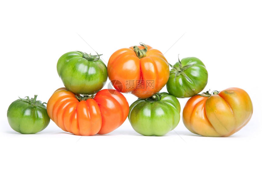 白色背景的绿番茄和橙色图片