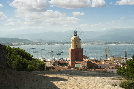 圣特罗佩斯的钟塔和度假村古老建筑图片