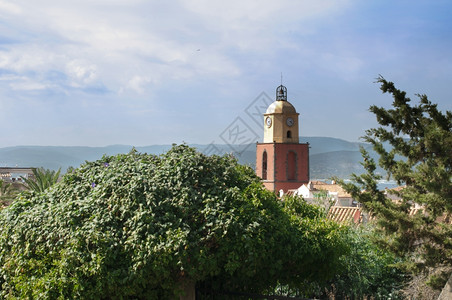 圣特罗佩斯的钟塔和度假村古老建筑图片