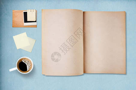 咖啡杯纸和笔记本关于背景的旧蓝色纸背景图片