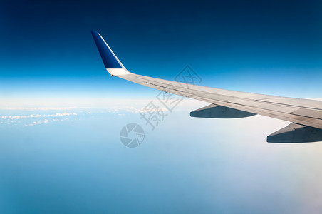 飞机飞行时的机翼图片