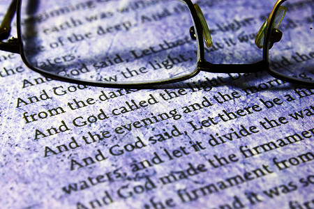 阅读圣经文字上的眼镜小教堂高清图片素材