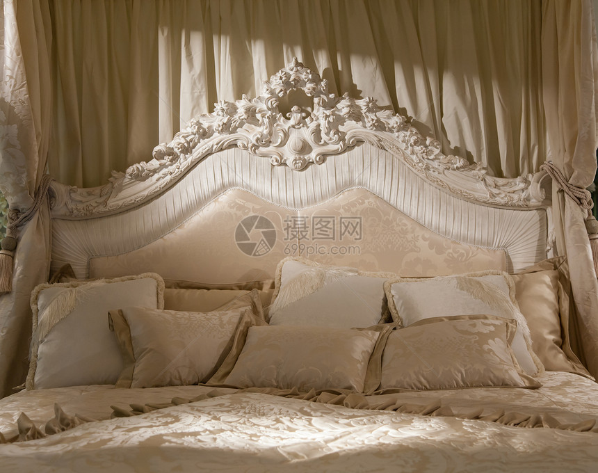 白色卧室的公主床图片