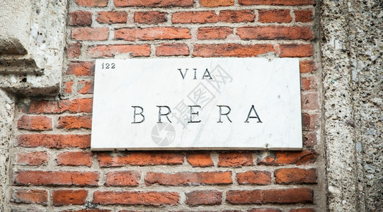 米拉诺意大利街上的标志著名布雷拉地区艺术家和博物馆的地点图片