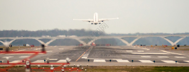 飞机在机场起飞离开跑道图片