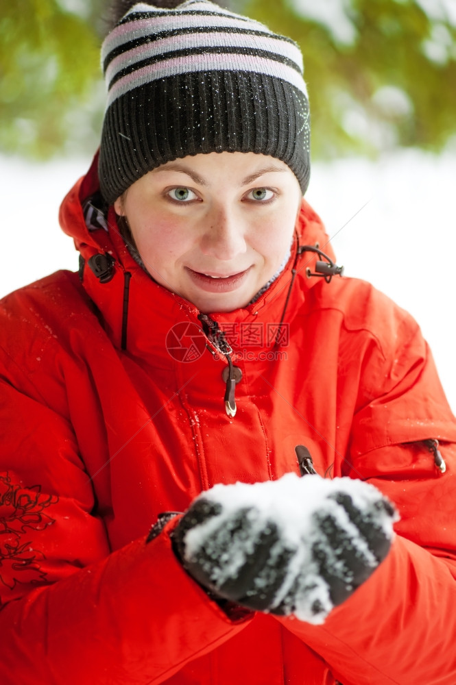 一位女肖像手握着一小片雪图片