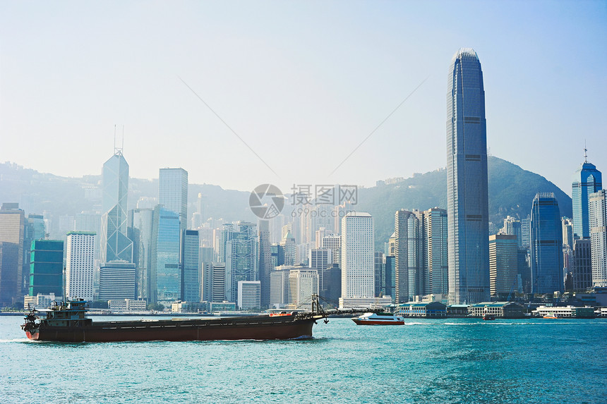 香港金融区前面的工业驳船图片