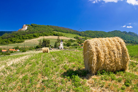 绿地田和教堂Kalnik山croati图片