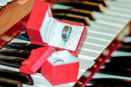 钢琴键上的两个婚礼乐队键盘高清图片素材