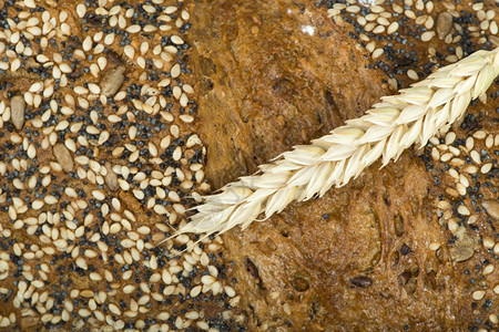紧食面包和小麦谷类物作图片