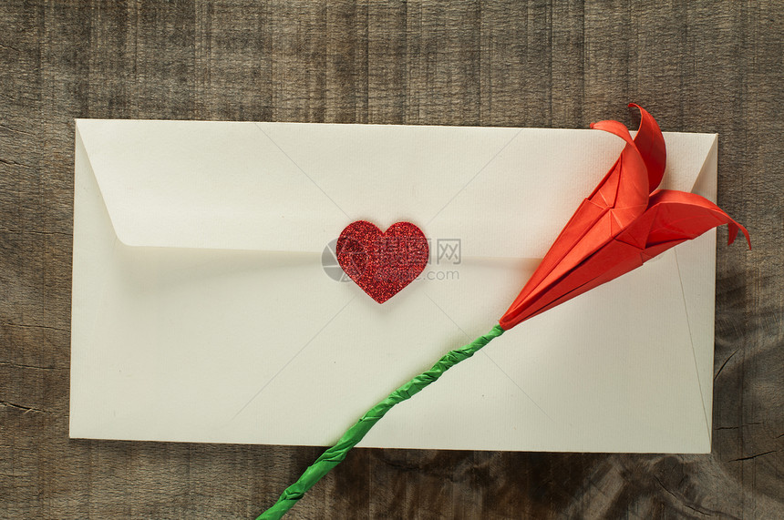 红心和木背景的白色信封图片